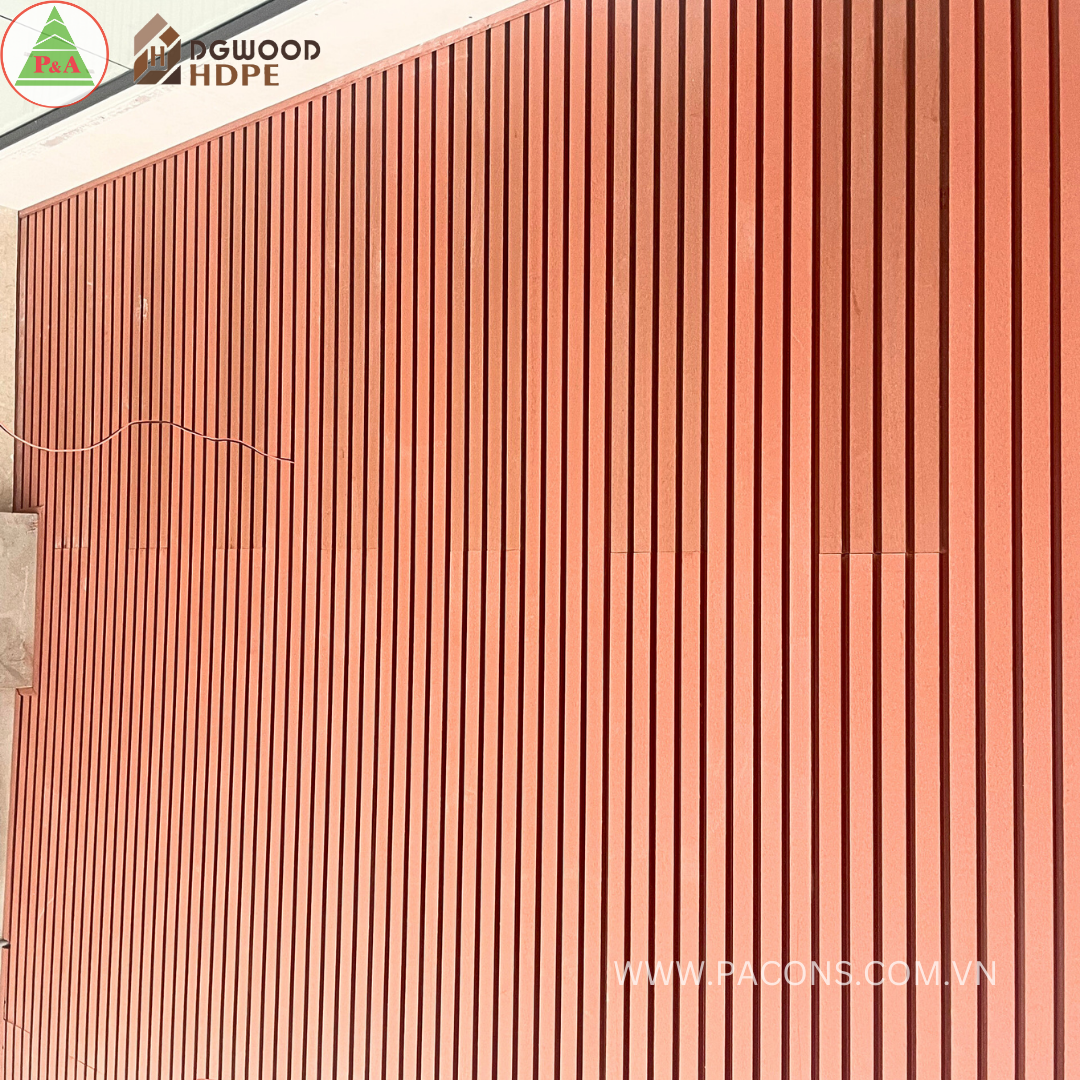 Màu sắc và chất liệu gỗ nhựa DGWood HDPE tạo điểm nhấn nổi bật cho toà nhà